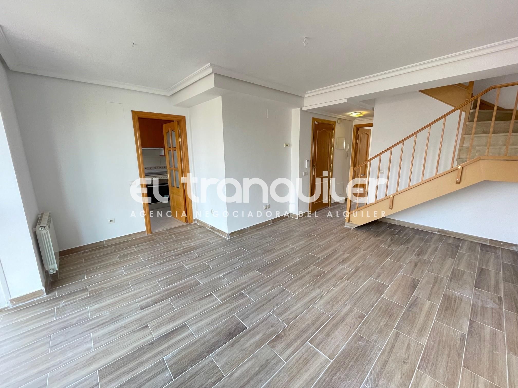 Sala d'estar de Dúplex de lloguer en Leganés amb Rentadora