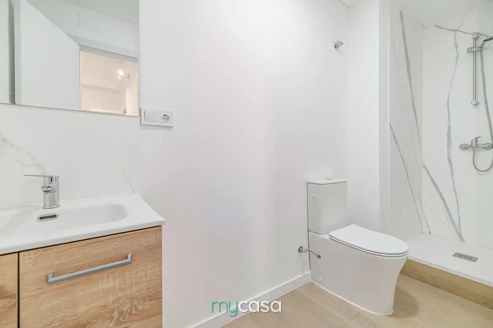 Bathroom of Study for sale in Barberà del Vallès  with Air Conditioner, Parquet flooring and Furnished