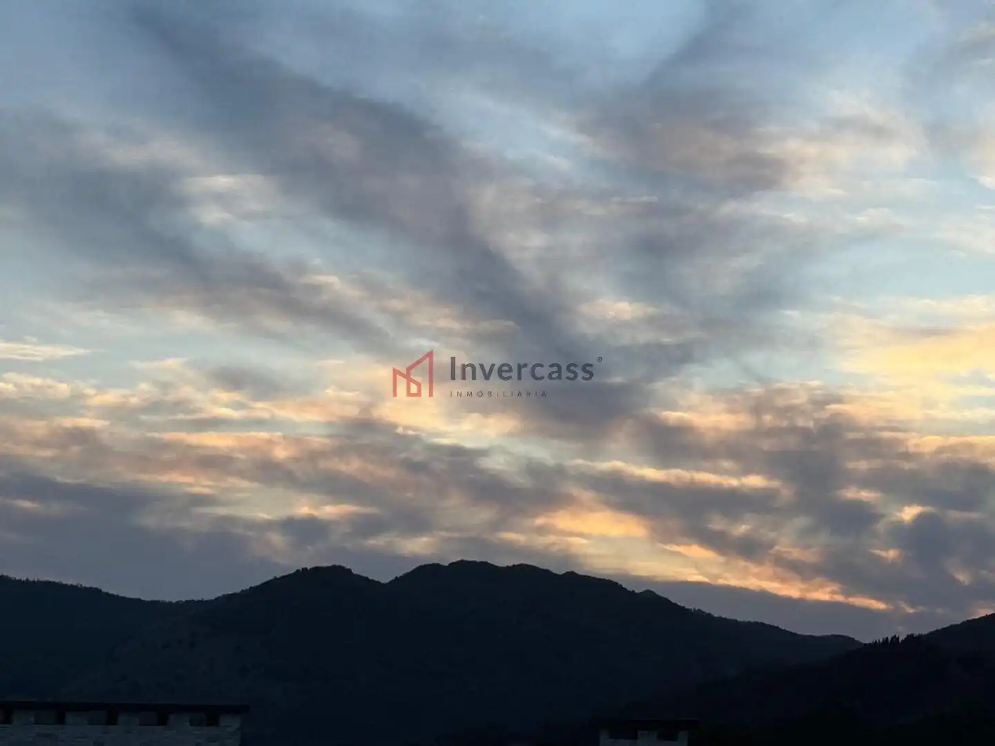 Vista exterior de Casa adosada en venta en Castro-Urdiales con Jardín privado, Trastero y Piscina comunitaria