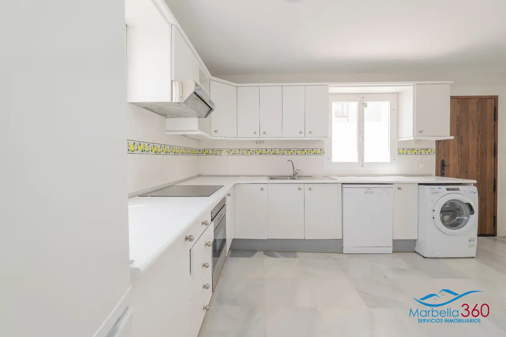 Cuina de Casa o xalet en venda en Marbella amb Aire condicionat, Jardí privat i Terrassa