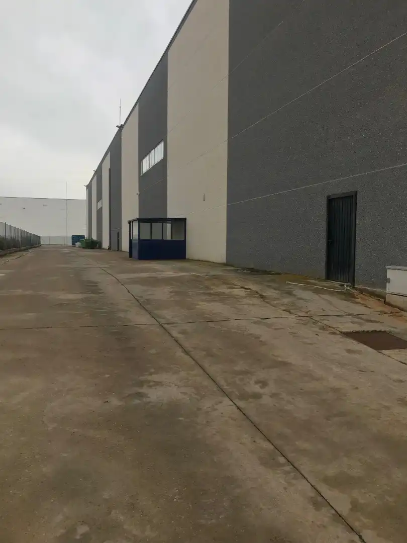 Vista exterior de Nau industrial de lloguer en Alovera amb Calefacció i Alarma