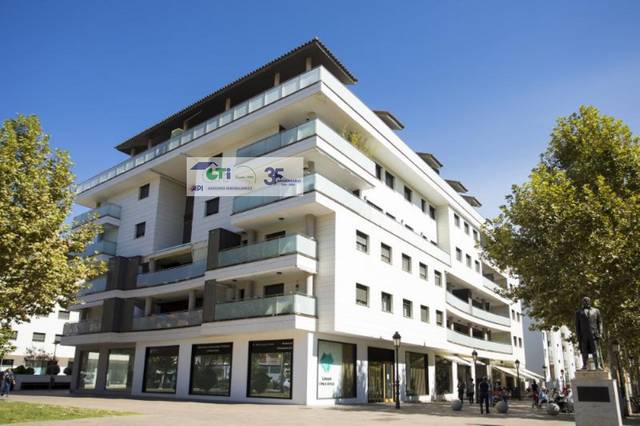 Local comercial en Venta en Avda. Arquitecto Medarde en Plaza de Toros - Barón de Warsage