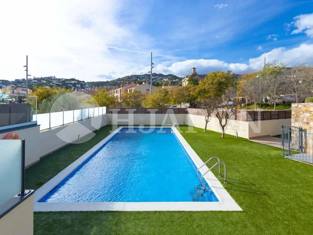 Piscina de Pis en venda en Alella amb Aire condicionat, Calefacció i Parquet