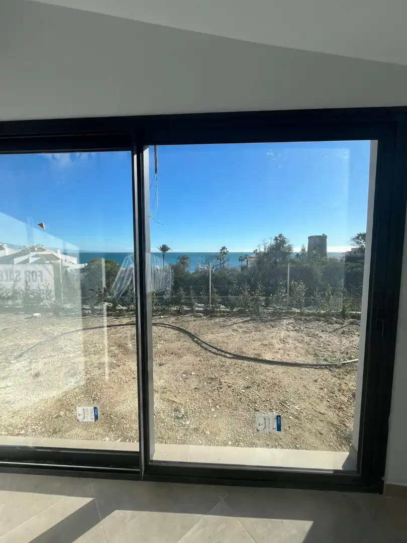 Dormitori de Casa adosada en venda en Estepona amb Aire condicionat, Terrassa i Traster