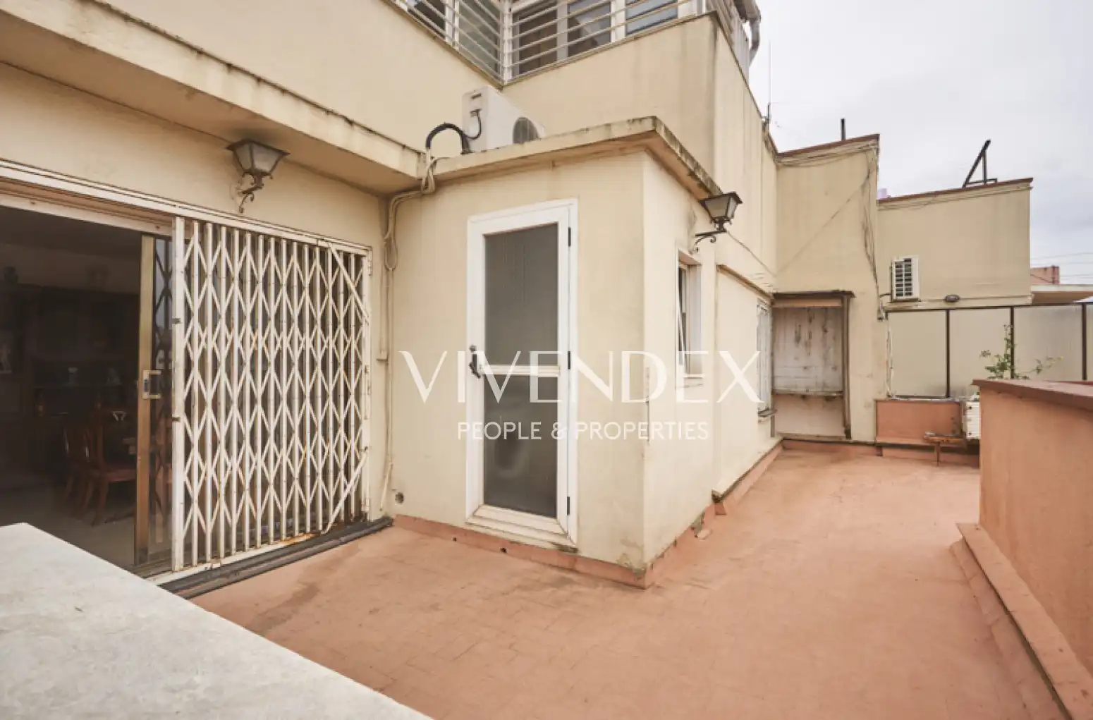 Vista exterior de Ático en venta en L'Hospitalet de Llobregat con Aire acondicionado, Calefacción y Terraza