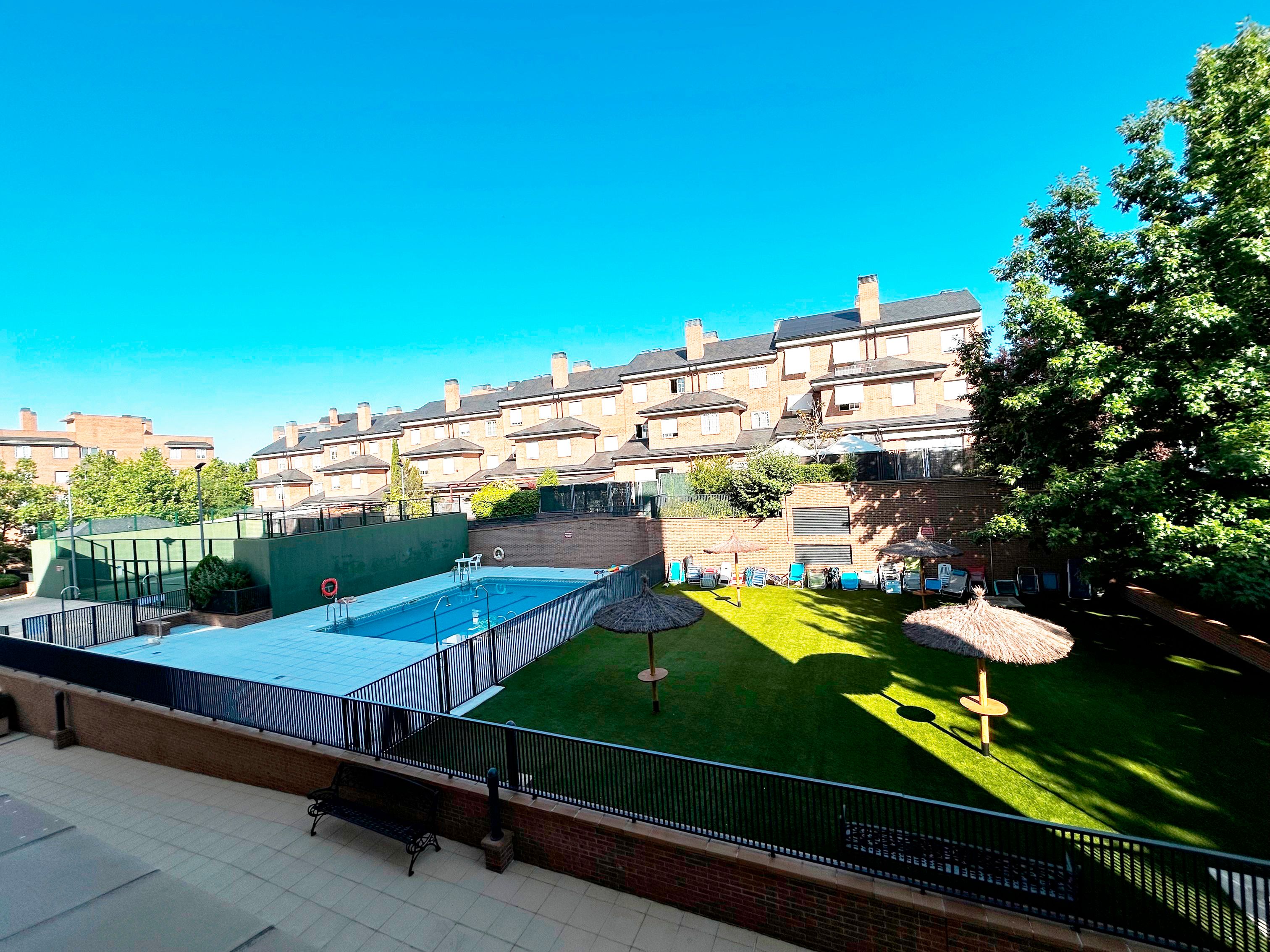 Swimming pool of Flat for sale in San Sebastián de los Reyes  with Air Conditioner, Heating and Private garden