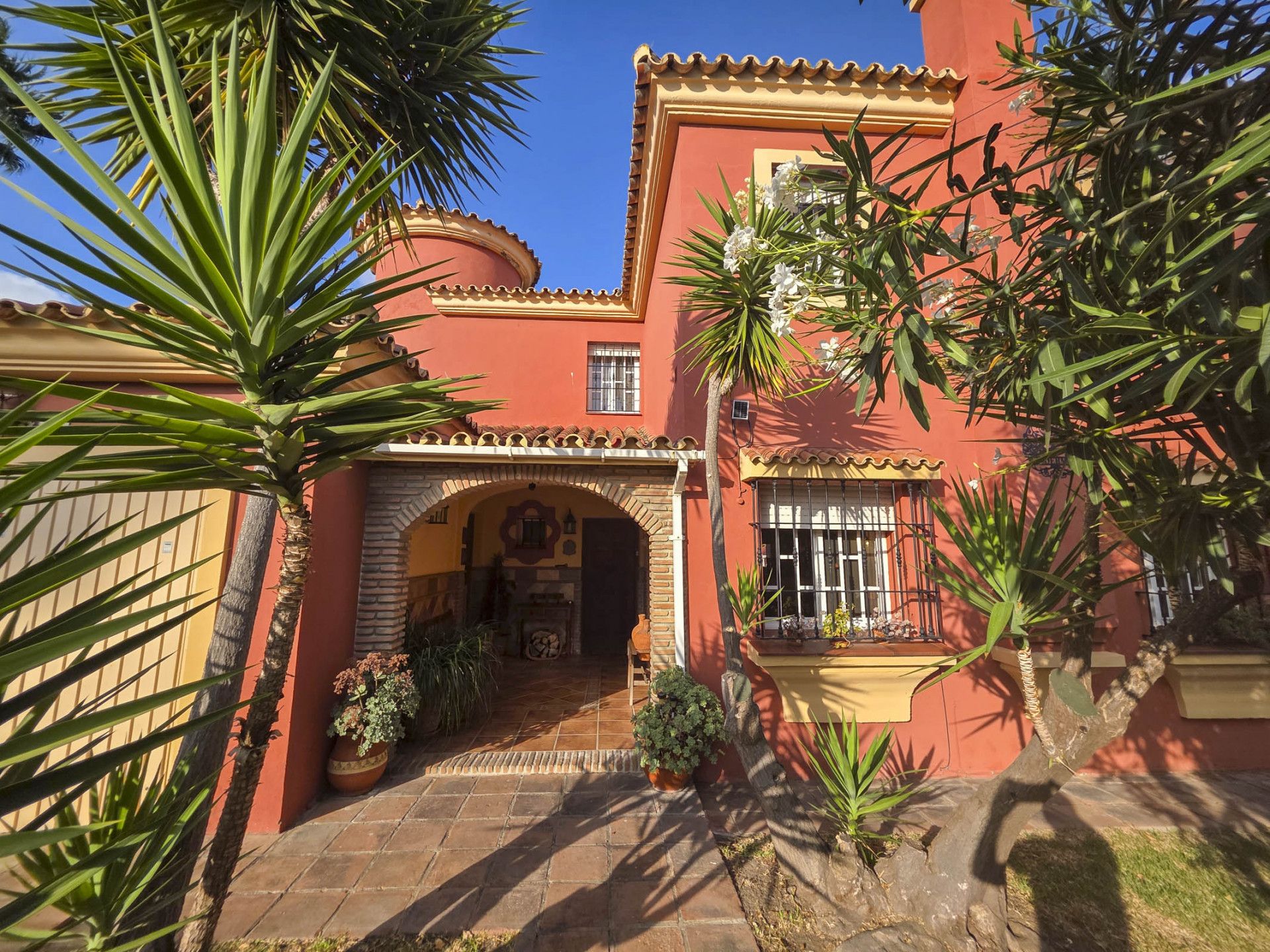 Vista exterior de Casa o xalet en venda en Los Barrios amb Aire condicionat, Jardí privat i Terrassa