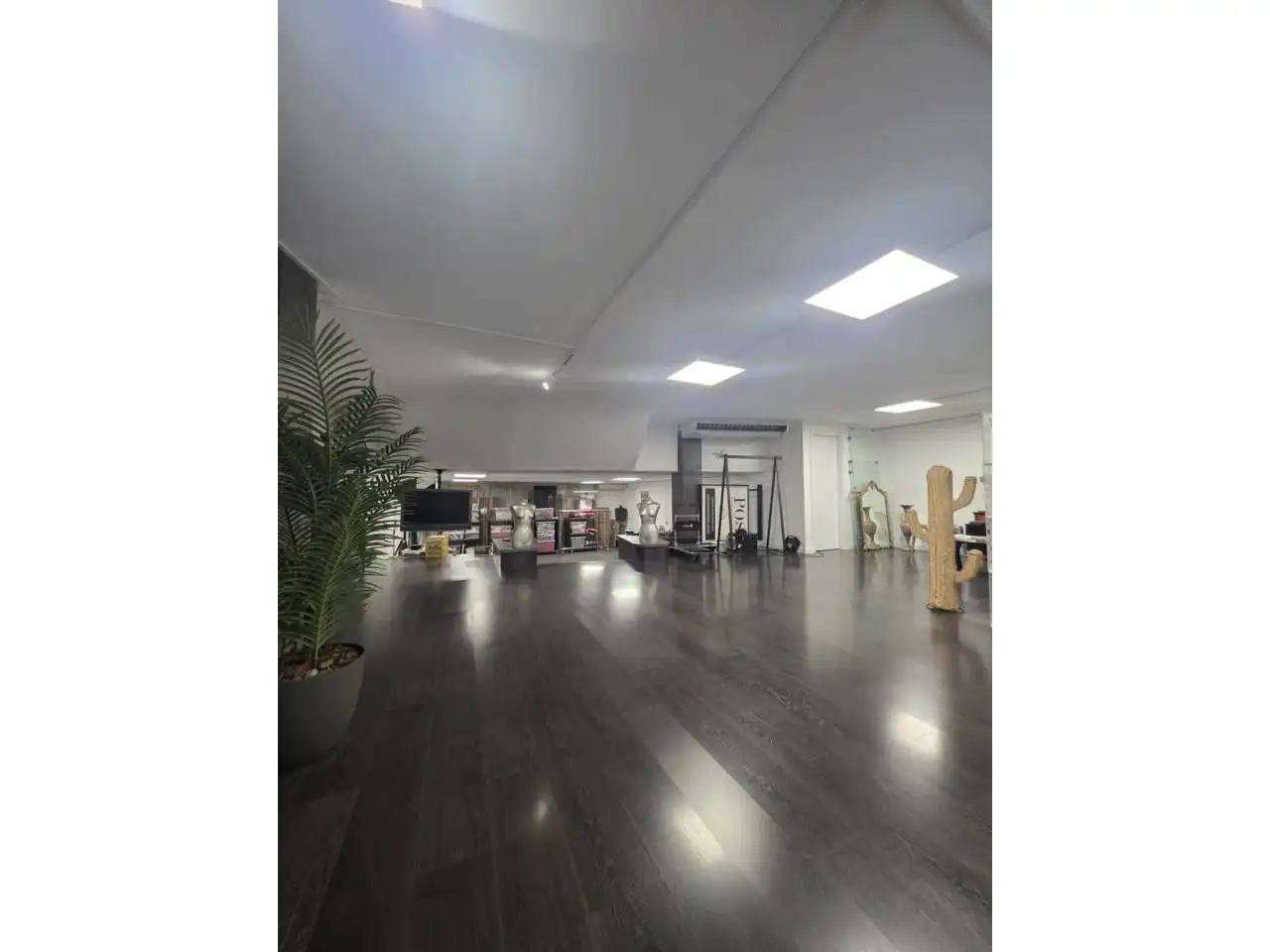 Commercial properties for rent in Manresa  with Air Conditioner and Alarm