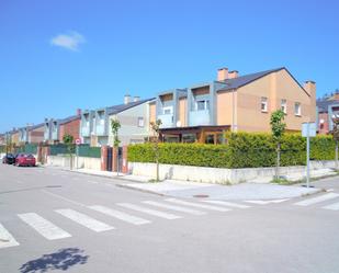 Vista exterior de Casa o xalet en venda en Santa Cruz de Bezana amb Balcó