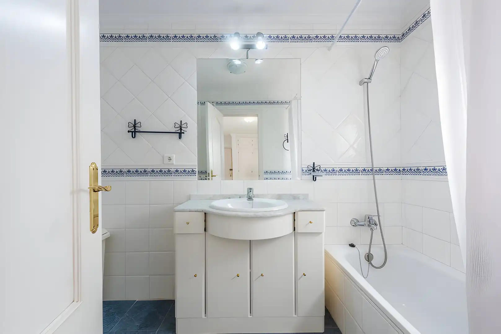 Bany de Apartament en venda en Estepona amb Aire condicionat, Terrassa i Balcó