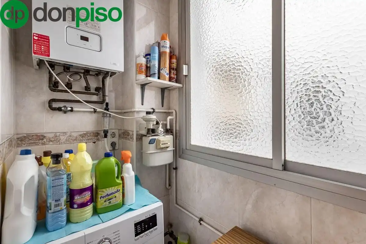Bathroom of Flat for sale in Granada  with Air Conditioner, Heating and Terrace