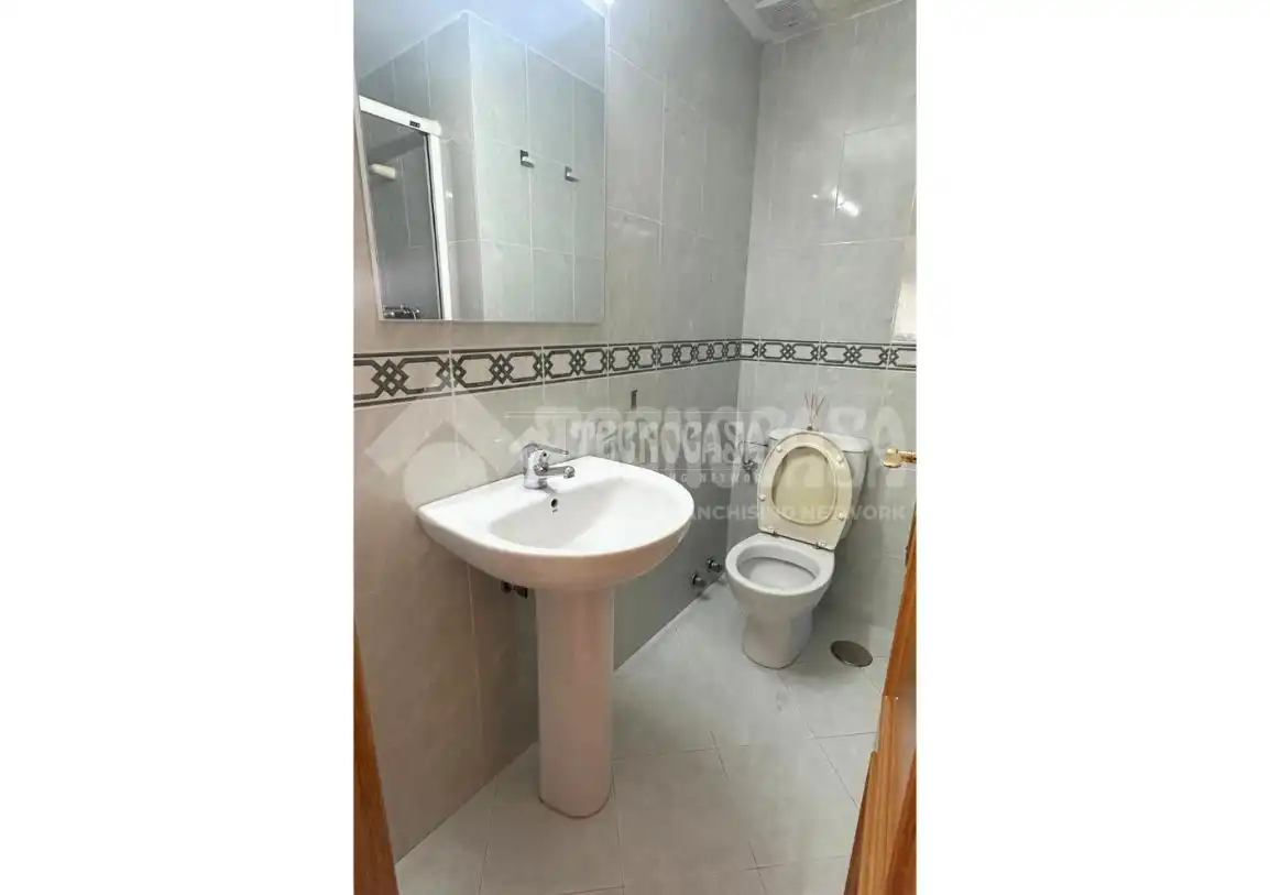 Bathroom of Flat for rent in Granada  with Terrace and Balcony