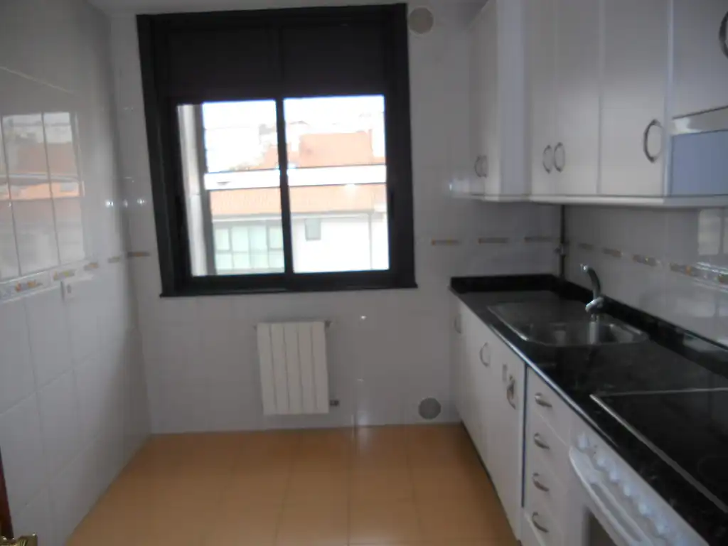 Cocina de Piso de alquiler en Santiago de Compostela  con Calefacción, Trastero y Horno