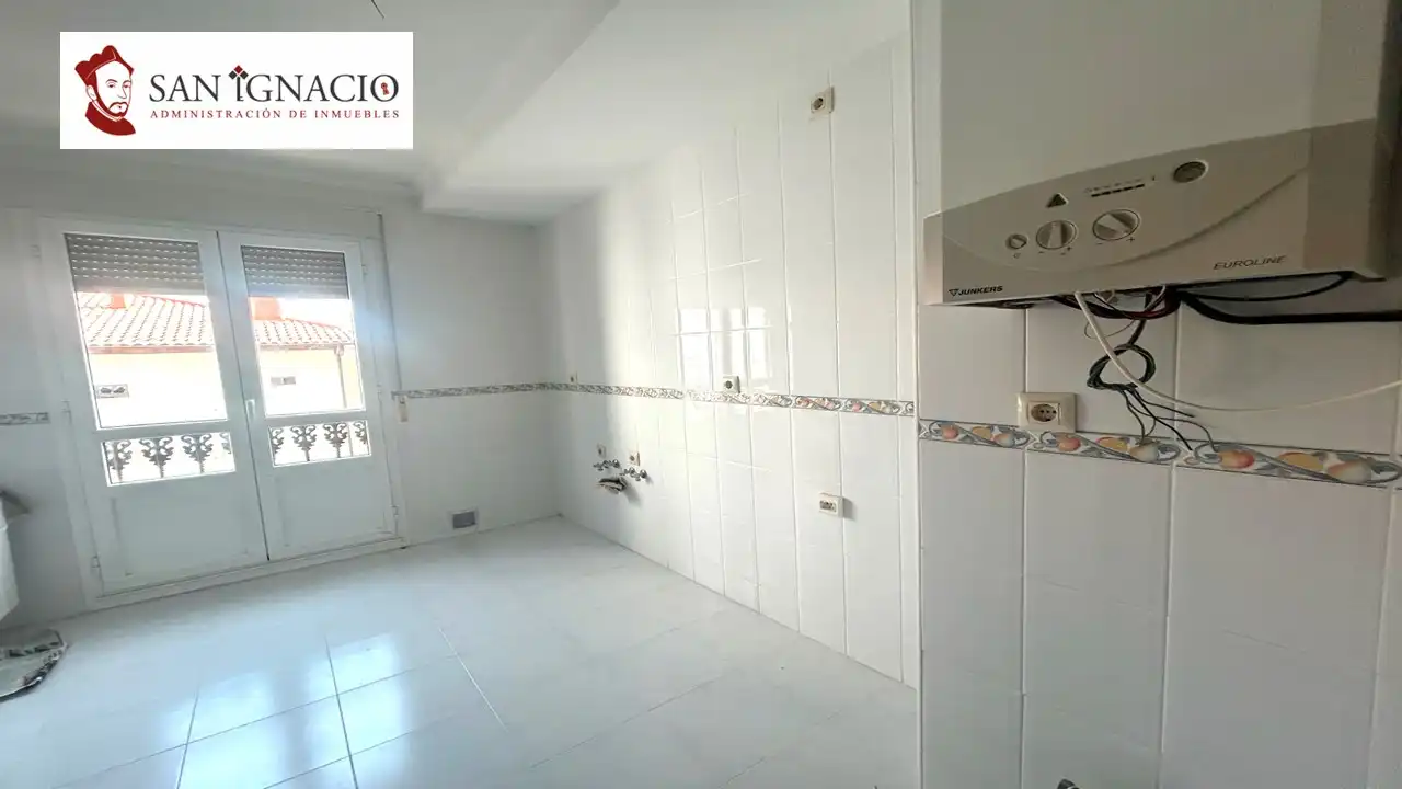 Cocina de Piso en venta en Villarcayo de Merindad de Castilla la Vieja con Aire acondicionado, Calefacción y Trastero
