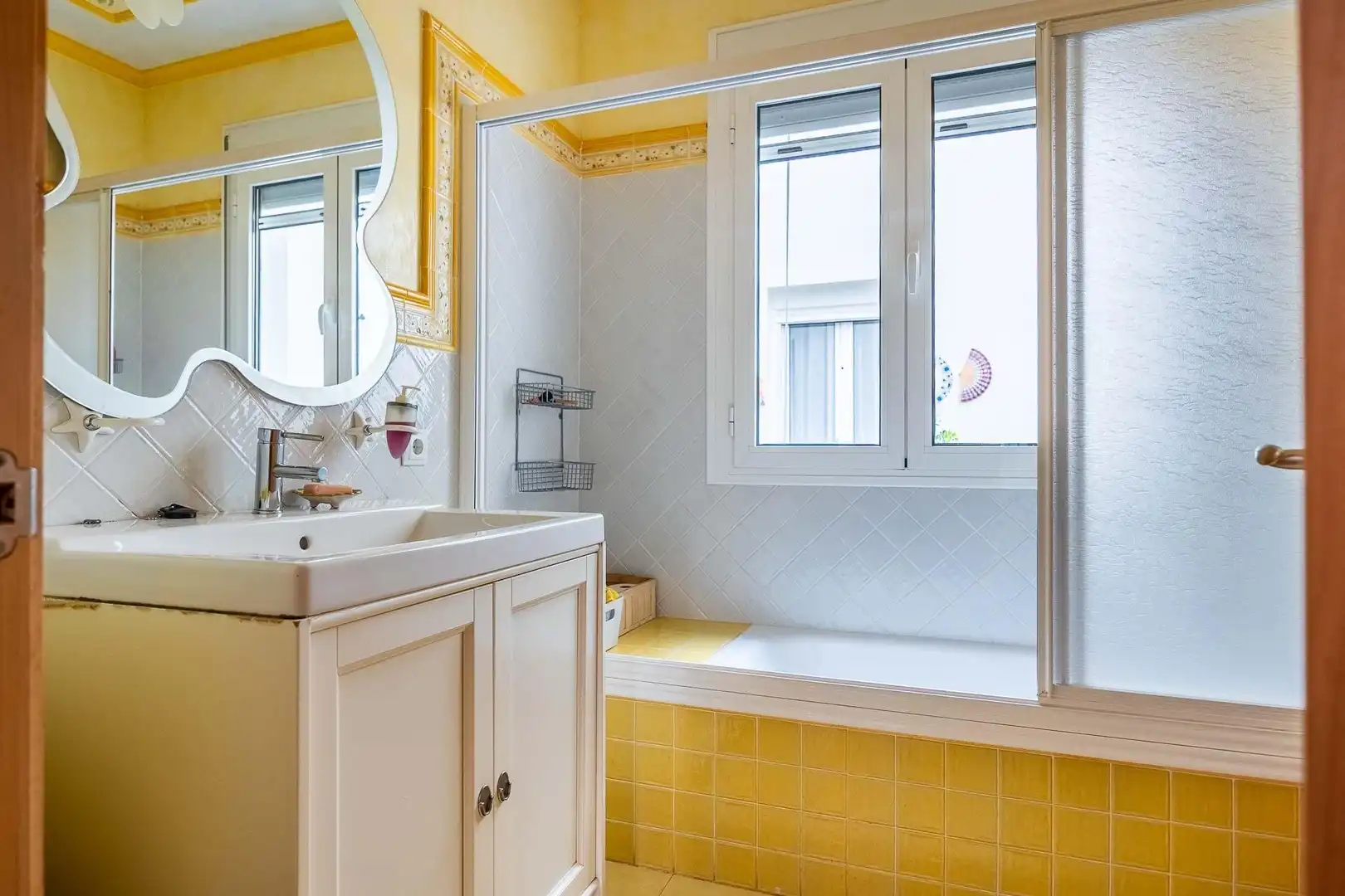 Bathroom of Houses for sale in Sevilla  with Air Conditioner, Terrace and Alarm