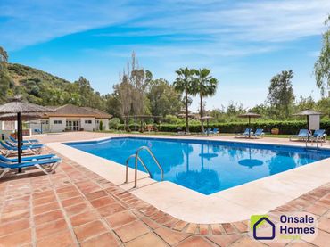 Pis amb piscina en venda a Urbanización Golf Río Real