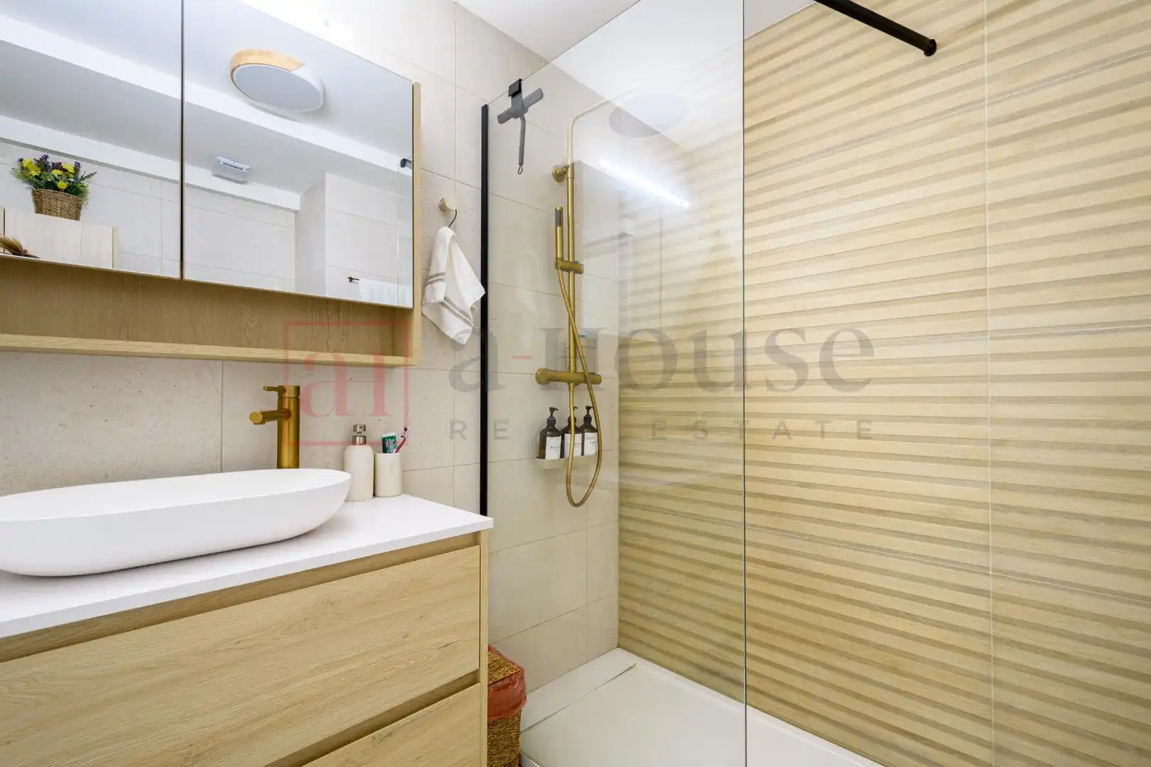 Bathroom of Flat for sale in Barcelona  with Air Conditioner, Heating and Storage room