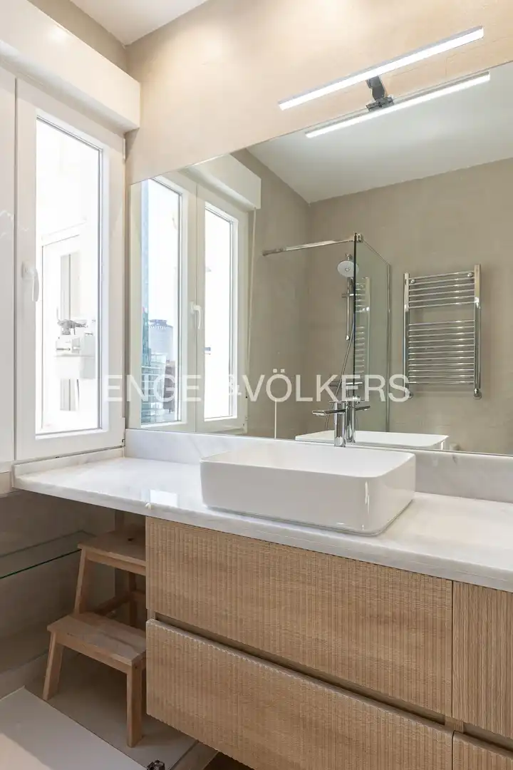 Bathroom of Flat for rent in Madrid  with Air Conditioner and Heating