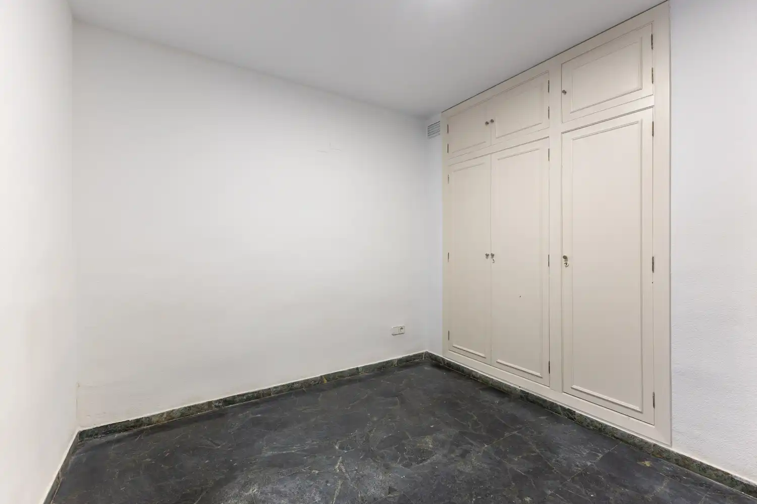 Flat for sale in Valencia  with Air Conditioner, Heating and Balcony