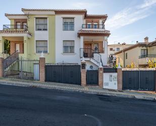 Vista exterior de Casa o xalet en venda en Jun amb Calefacció i Terrassa