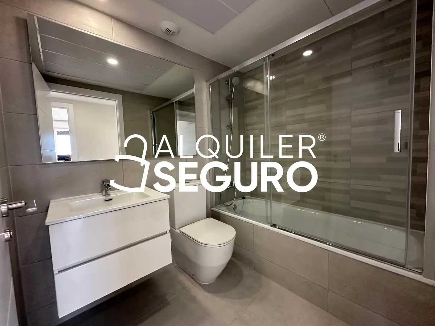 Baño de Piso de alquiler en Valencia con Aire acondicionado, Terraza y Trastero