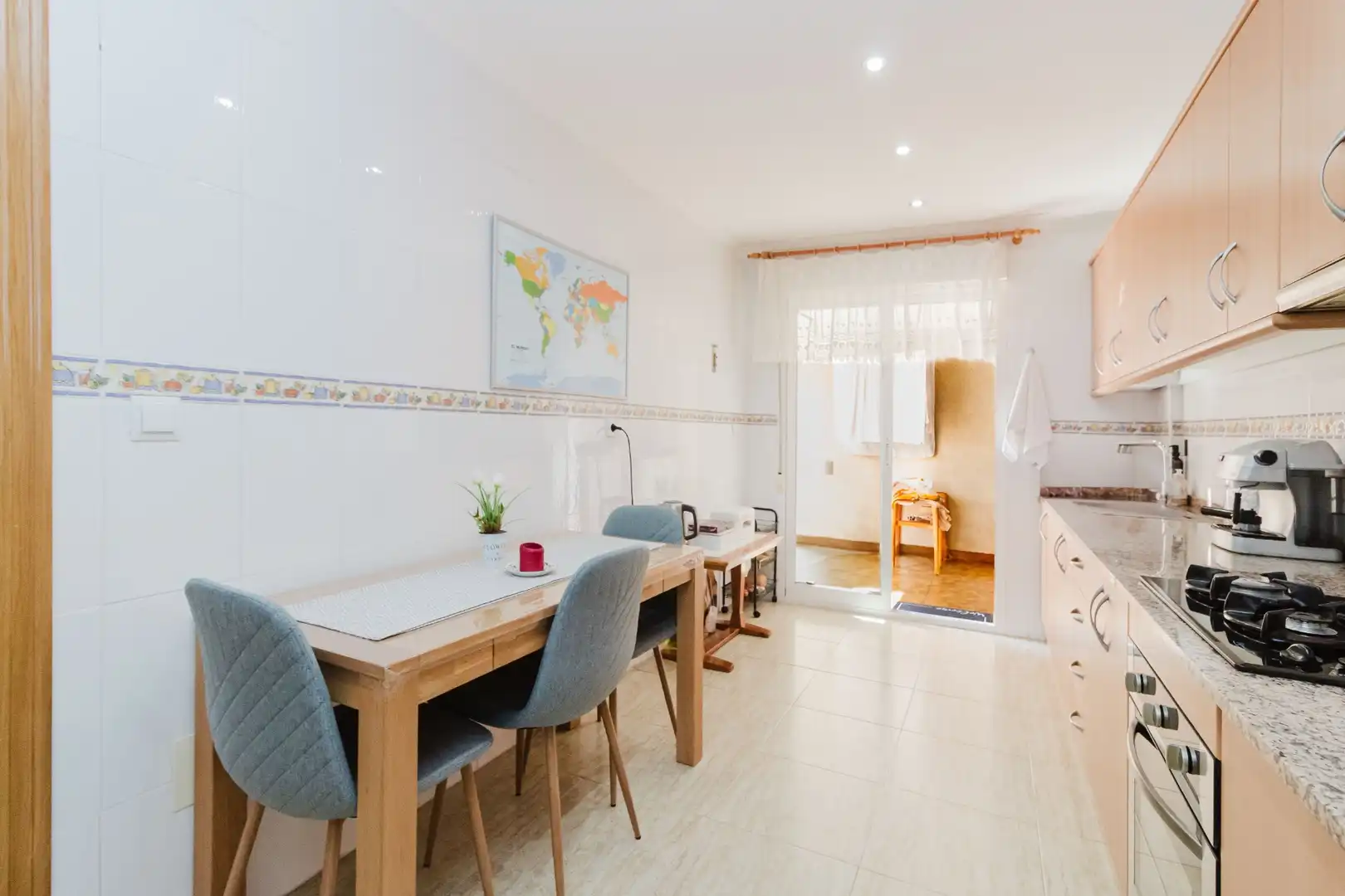 Küche von Einfamilien-Reihenhaus zum Verkauf in Los Alcázares mit Klimaanlage und Terrasse