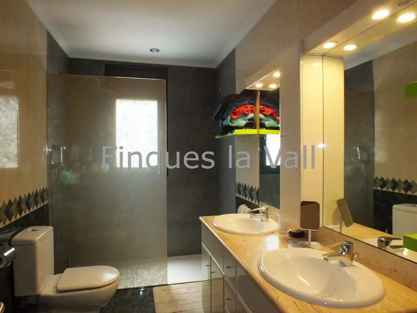 Badezimmer von Haus oder Chalet zum Verkauf in Tona mit Heizung, Privatgarten und Ofen