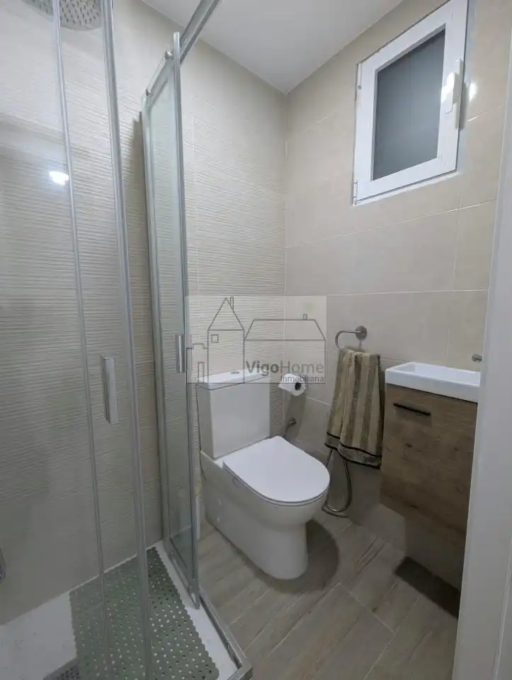 Baño de Piso de alquiler en Vigo  con Calefacción, Terraza y Amueblado