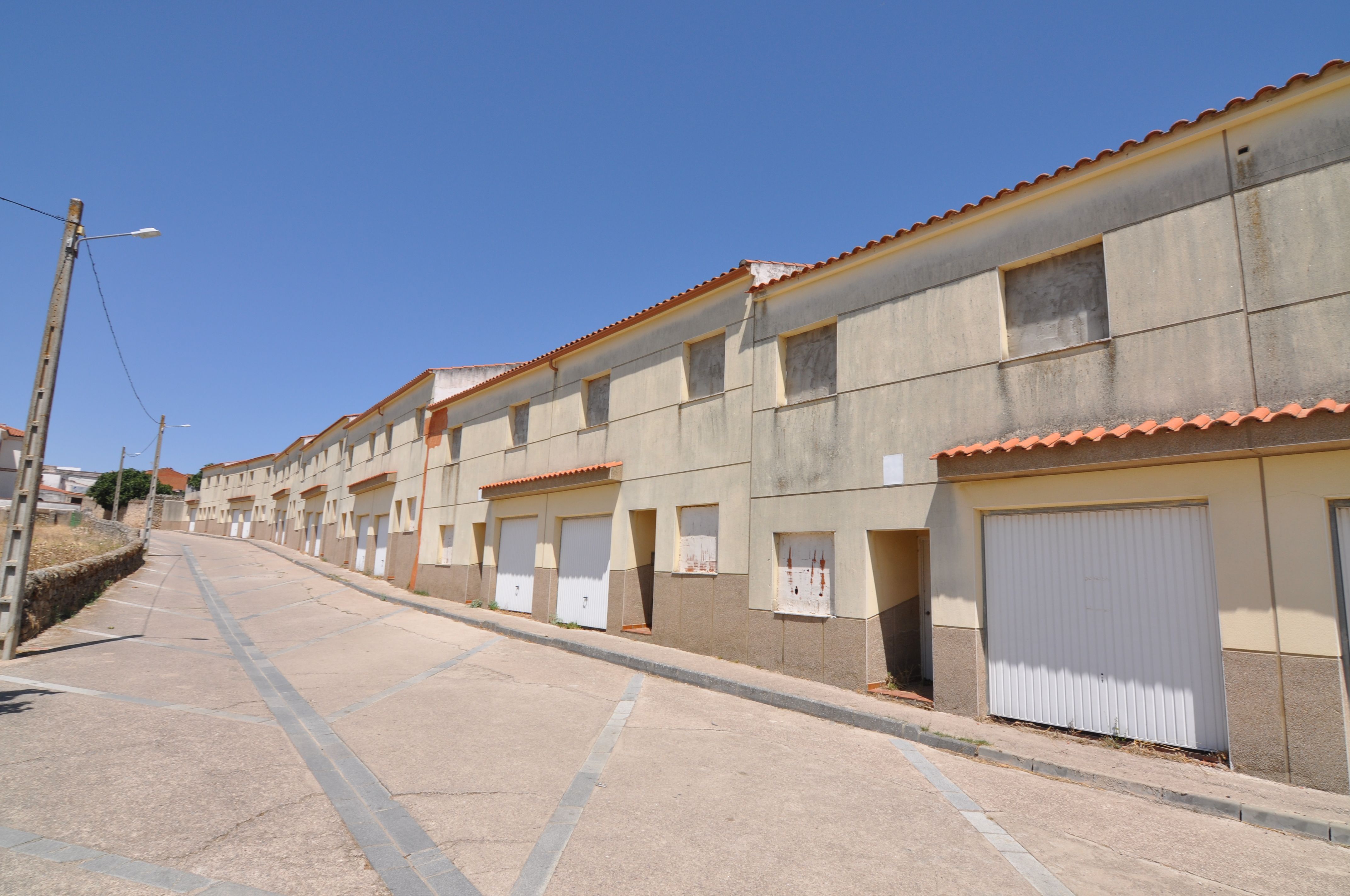 Vista exterior de Edifici en venda en Brozas amb Alarma