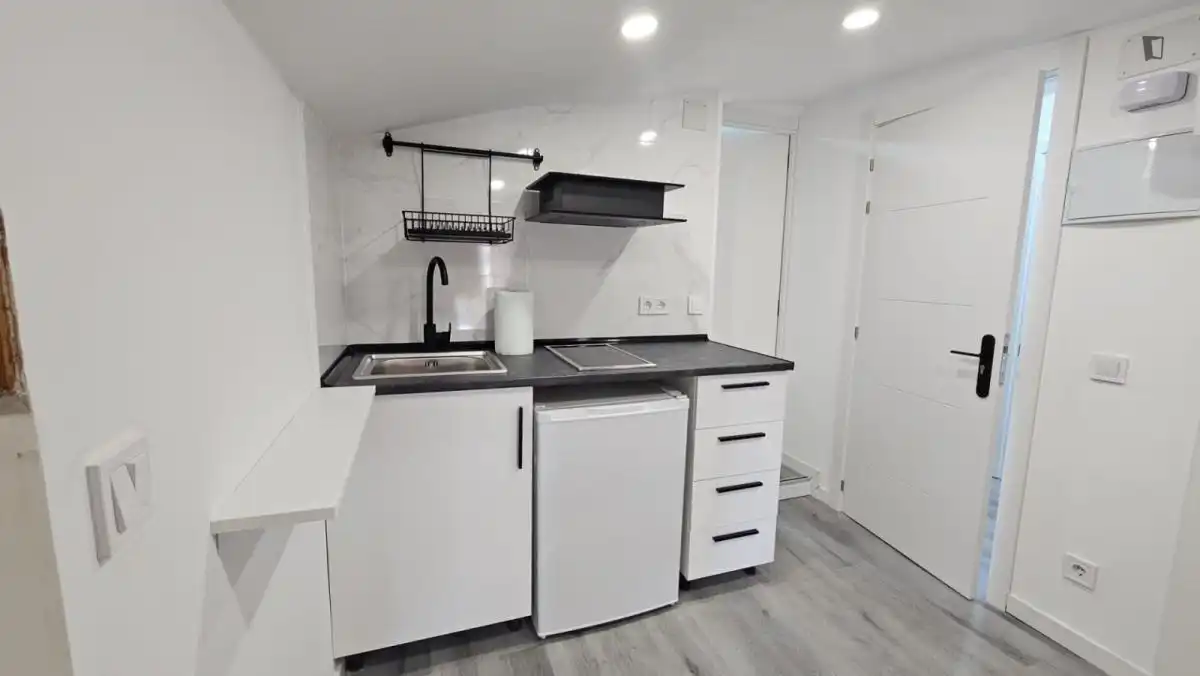 Cocina de Estudio de alquiler en Madrid con Aire acondicionado, Calefacción y Amueblado