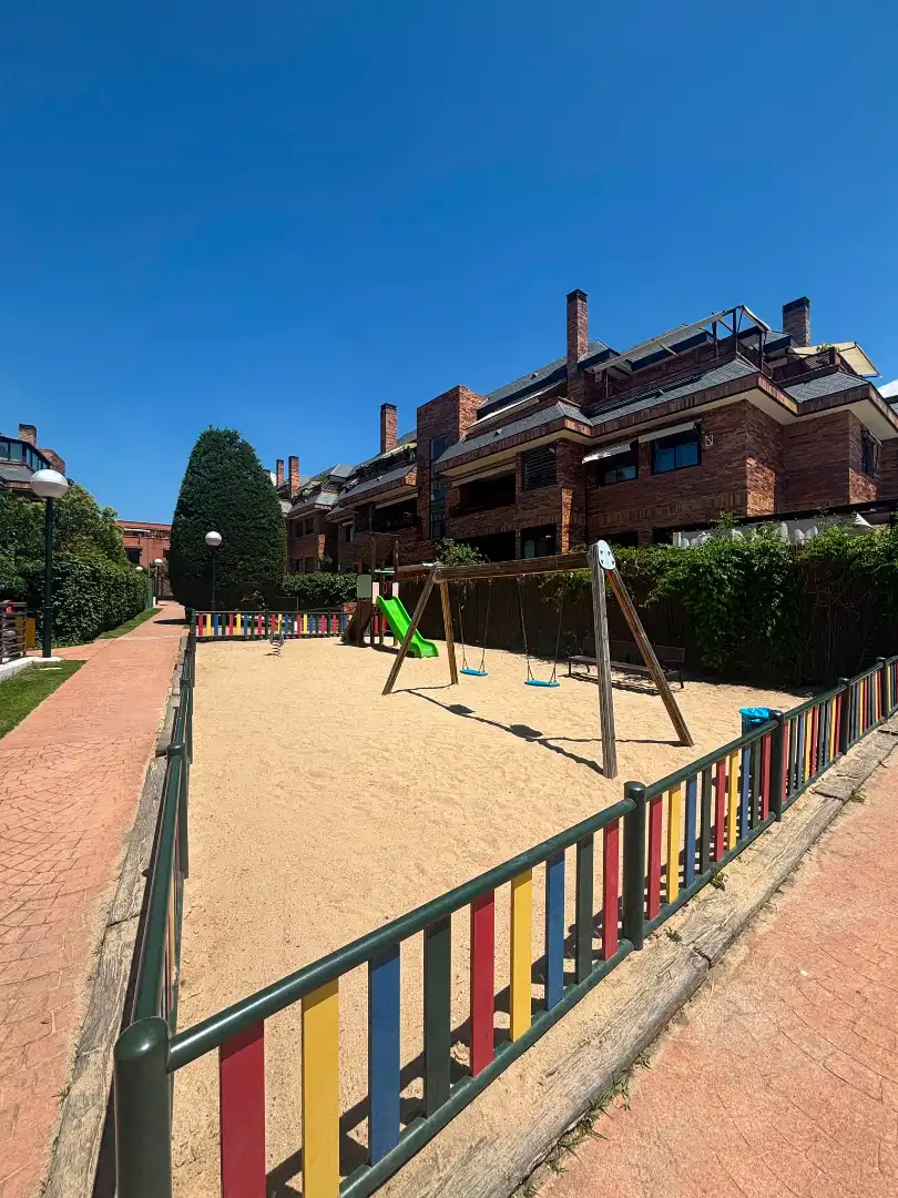 Vista exterior de Planta baja en venta en Las Rozas de Madrid con Calefacción, Trastero y Piscina comunitaria