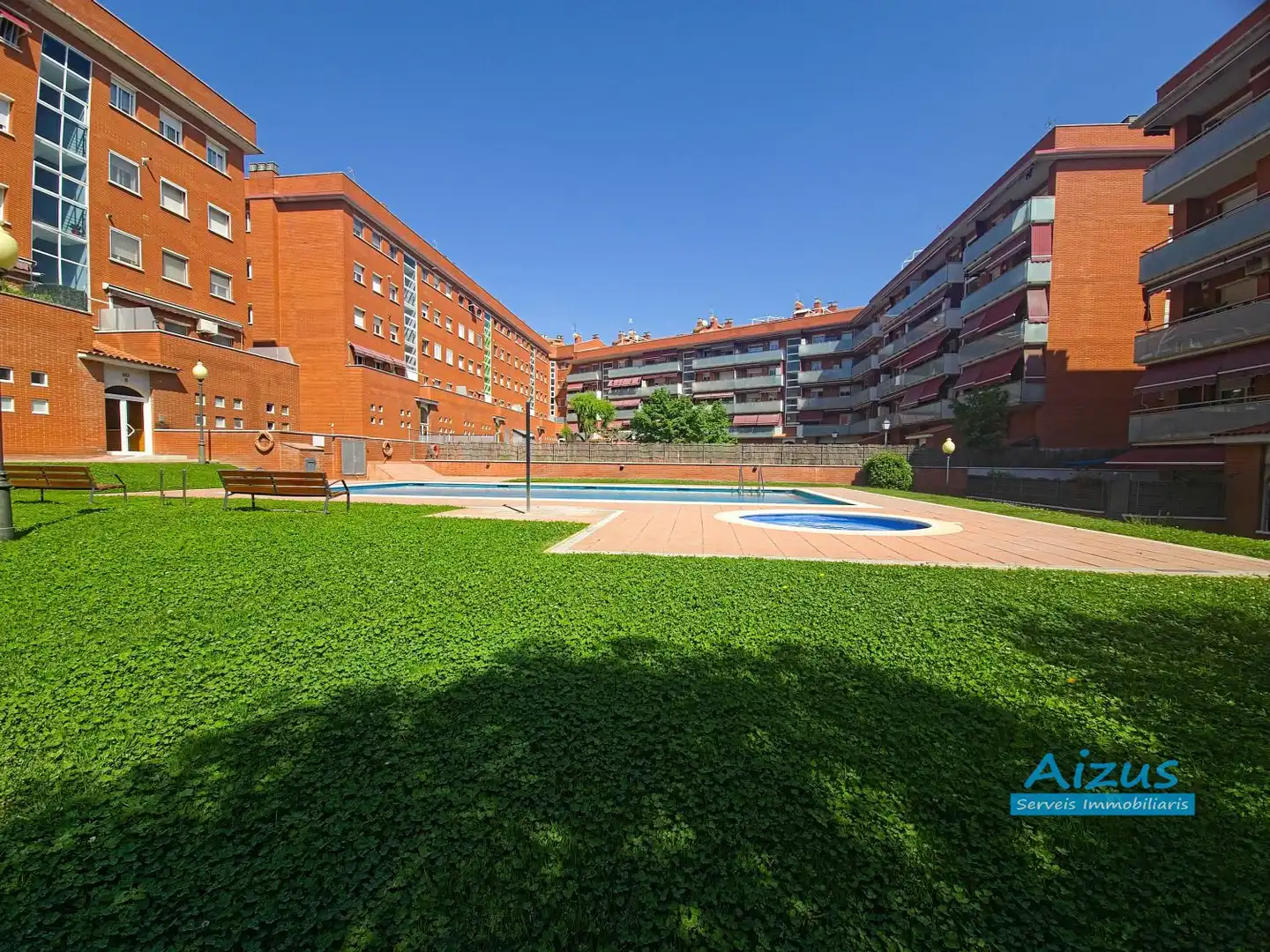 Parking de Piso en venta en Ripollet con Calefacción, Trastero y Horno