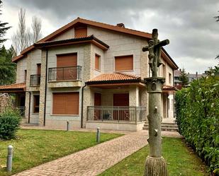 Vista exterior de Casa o xalet en venda en Jaca amb Aire condicionat, Jardí privat i Parquet