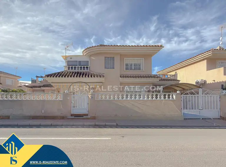 Casa amb piscina en venda a Los Balcones - Los Altos