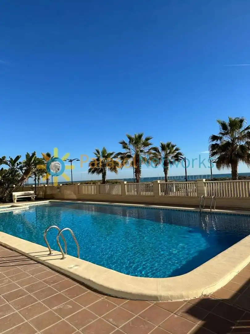 Piscina de Apartamento de alquiler en Guardamar de la Safor con Aire acondicionado, Calefacción y Terraza