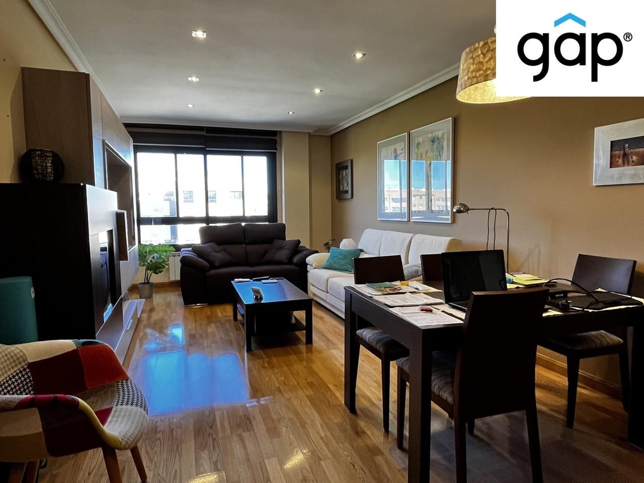 Sala de estar de Piso en venta en Cuenca Capital con Calefacción, Parquet y Amueblado