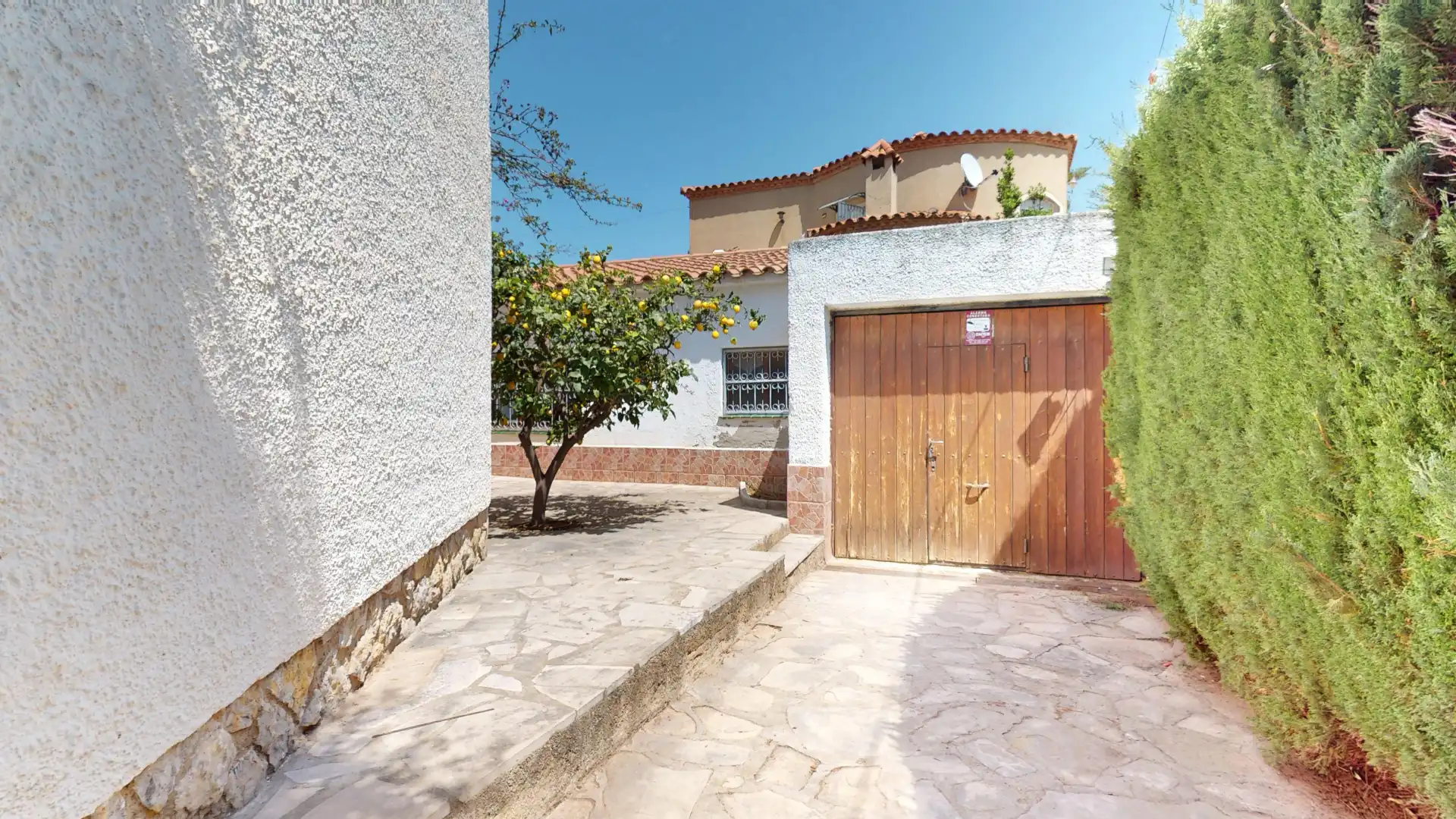 Vista exterior de Casa o xalet en venda en Mont-roig del Camp amb Aire condicionat, Calefacció i Jardí privat