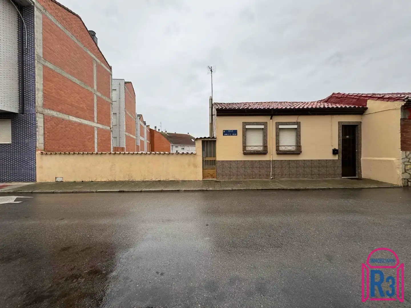 Vista exterior de Casa o xalet en venda en León Capital  amb Calefacció i Jardí privat