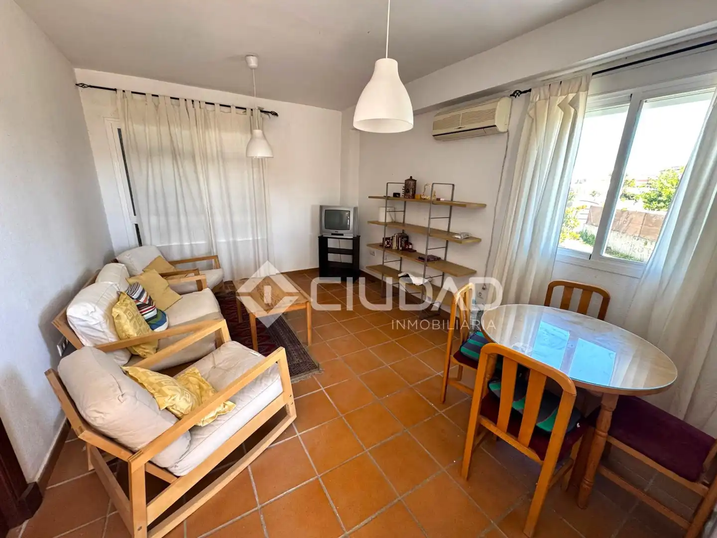 Sala d'estar de Dúplex en venda en Sanlúcar de Barrameda amb Terrassa, Traster i Piscina comunitària