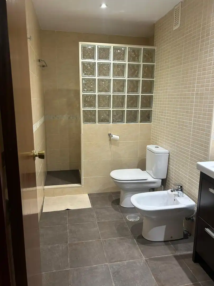 Baño de Piso de alquiler en Valencia con Trastero y Amueblado