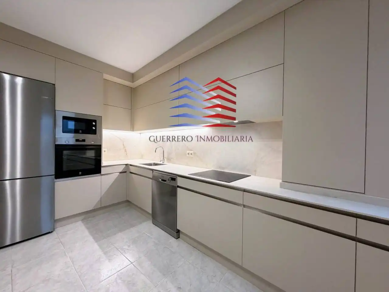 Cuina de Pis de lloguer en Ourense Capital  amb Calefacció i Parquet