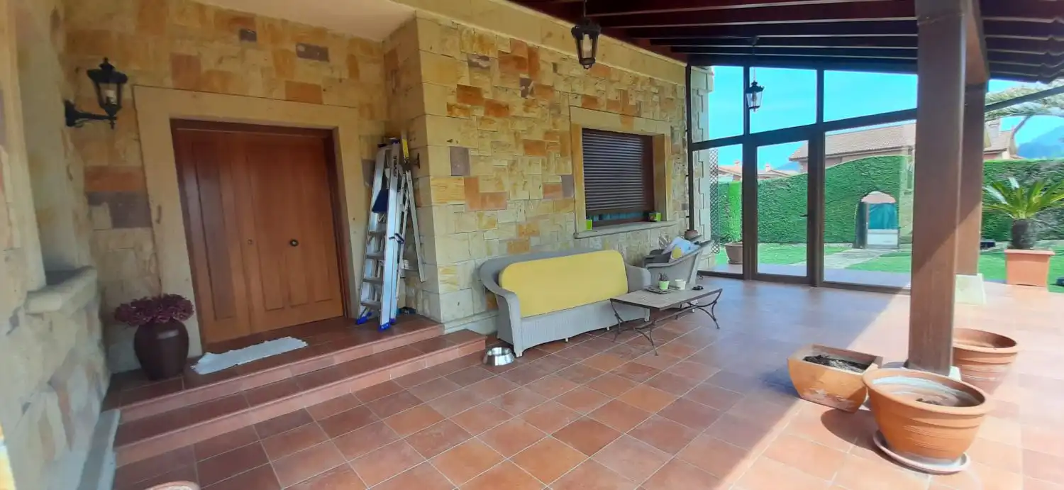 Terrassa de Casa o xalet en venda en Argoños  amb Calefacció