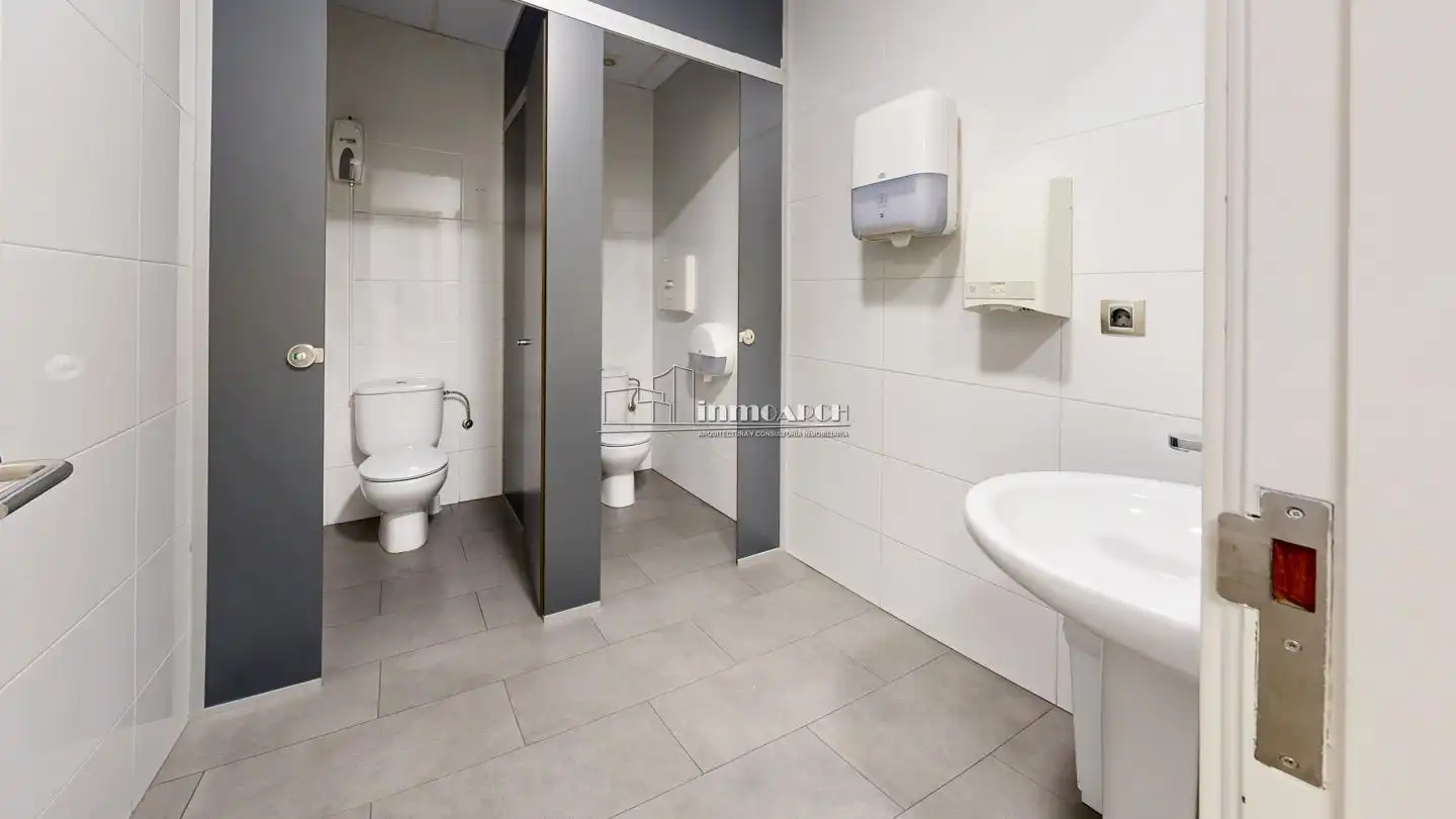 Badezimmer von Büro zum Verkauf in A Coruña Capital  mit Klimaanlage