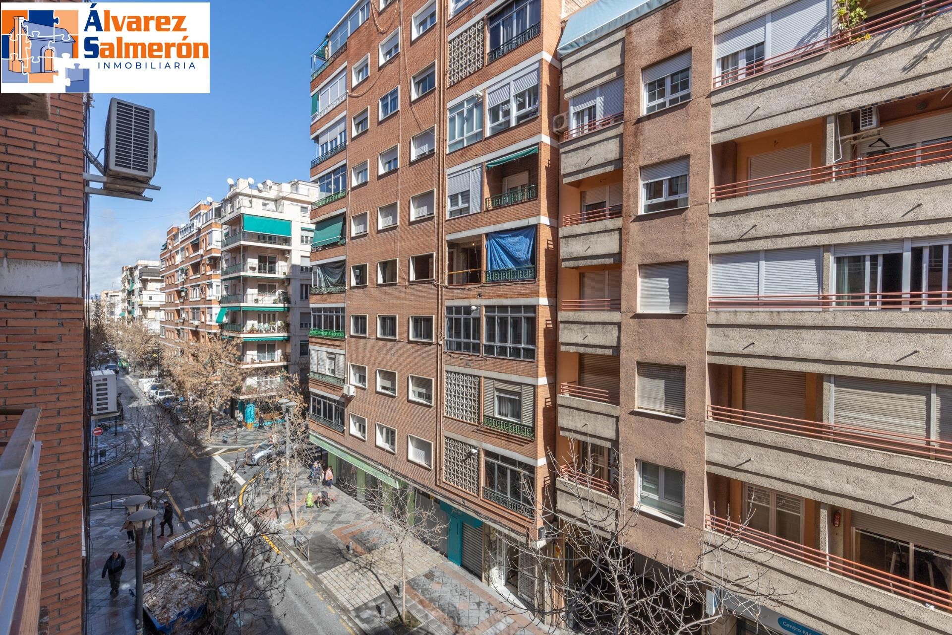 Vista exterior de Pis en venda en  Granada Capital amb Terrassa i Balcó