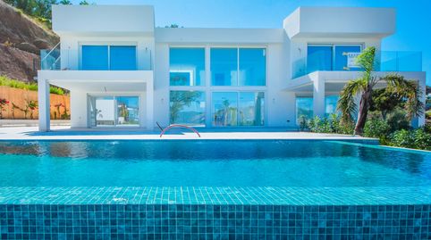 A ESTRENAR VILLA INDEPENDIENTE CON PISCINA PRIVADA INFINITA Y ASCENSOR INTERIOR EN URB.LA MAIRENA Y VISTAS ABIERTAS!!!