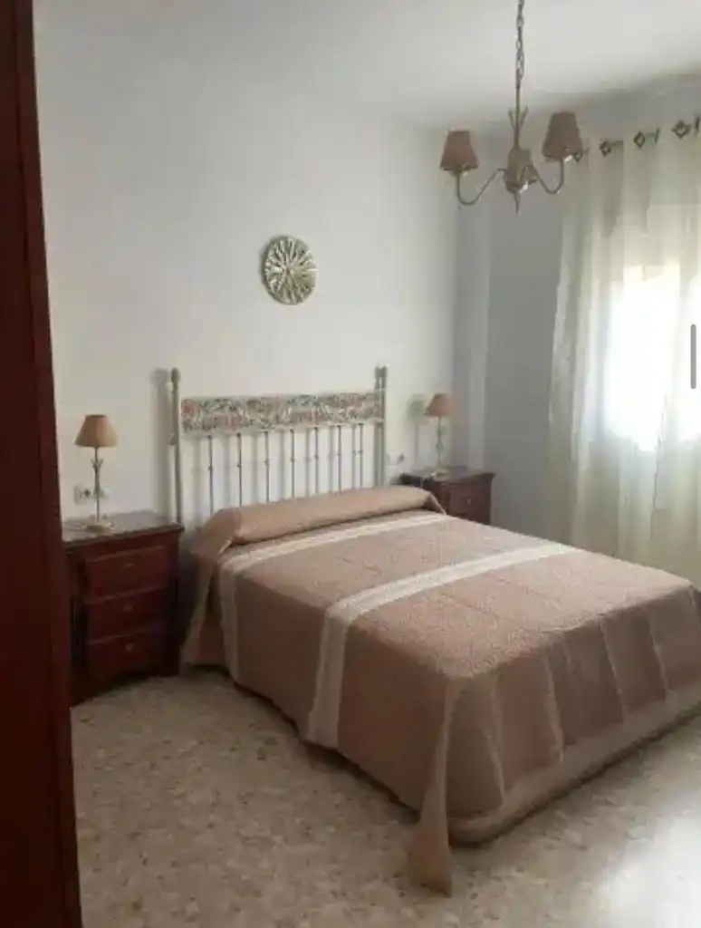 Dormitori de Pis de lloguer en Dos Hermanas amb Aire condicionat, Moblat i Rentadora