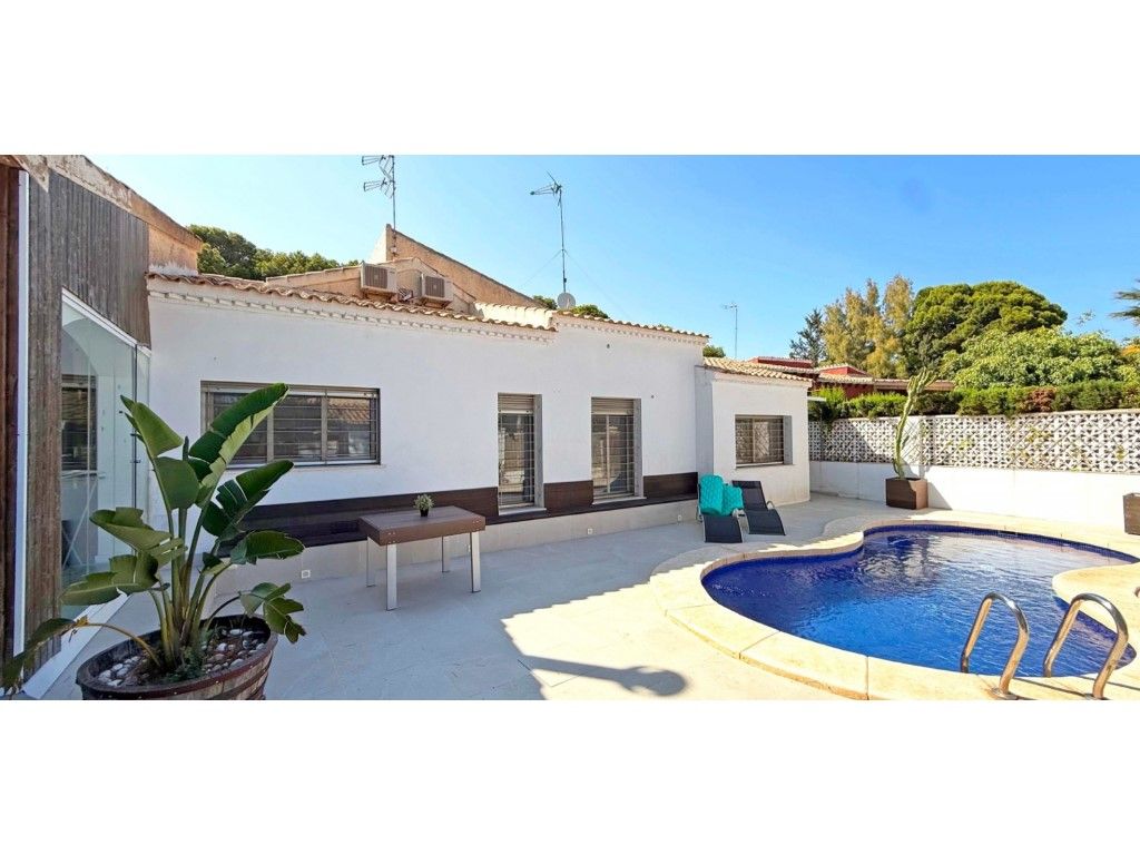 Vista exterior de Casa o xalet en venda en Orihuela amb Aire condicionat, Jardí privat i Piscina