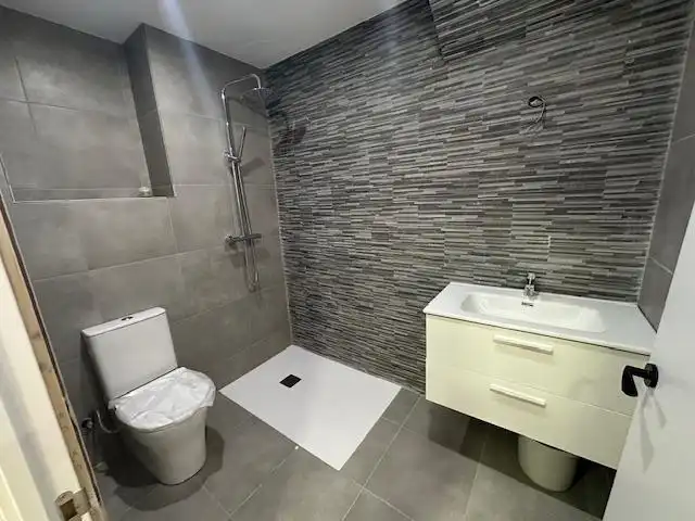 Badezimmer von Maisonette zum Verkauf in Badalona mit Klimaanlage und Parkett