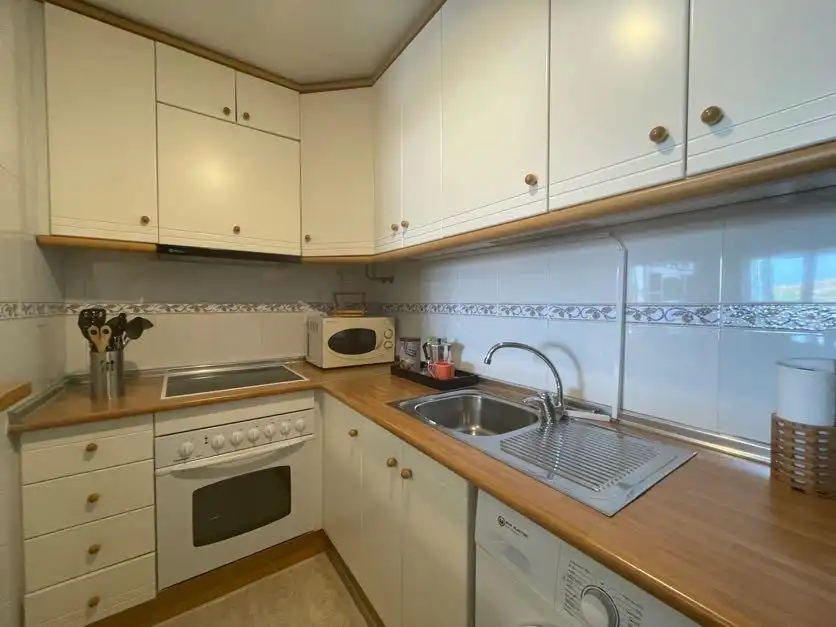 Cuina de Apartament en venda en Torrevieja amb Aire condicionat, Terrassa i Moblat