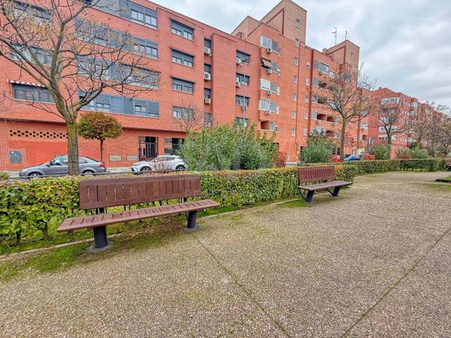 Local comercial en Alquiler en  Calle De los institutos 3, 3 en Universidad - Hospital